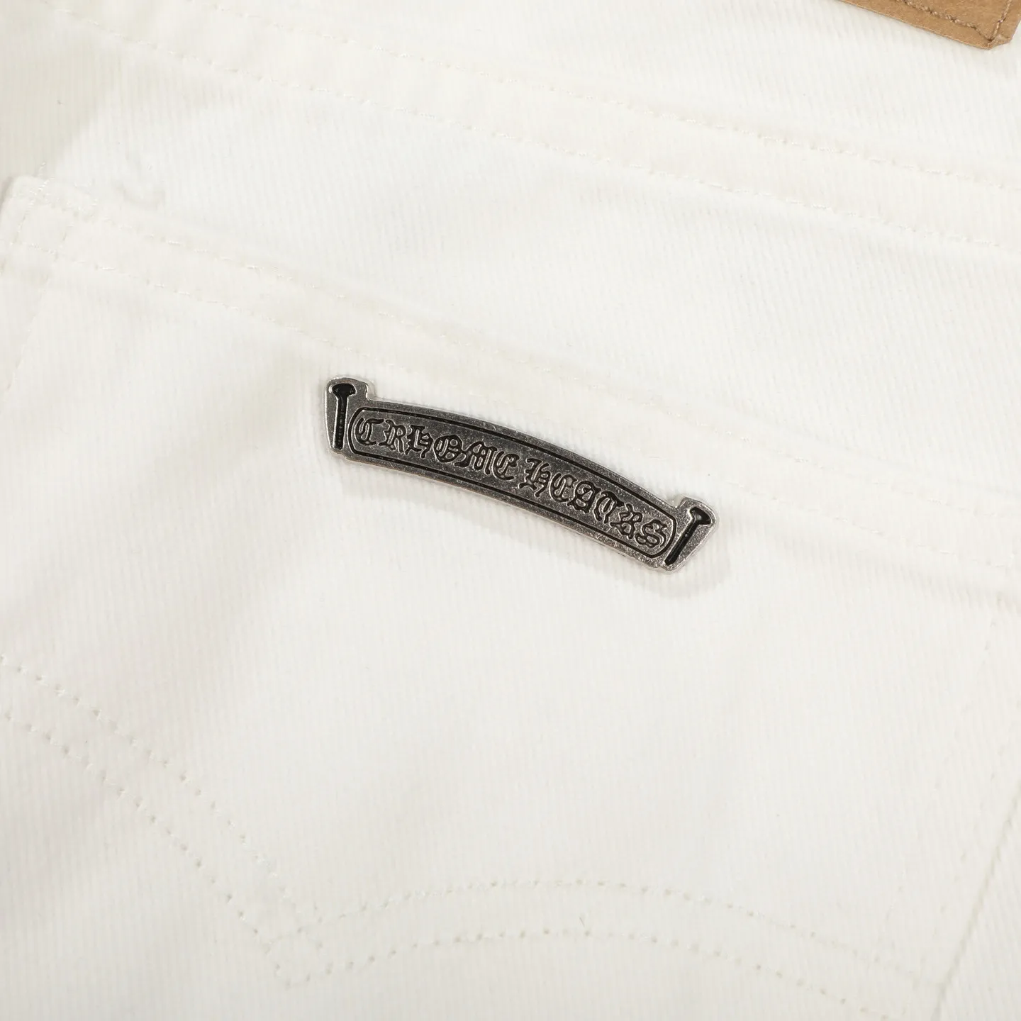 P230 💰 (Top version) Chrome Hearts/Chrome Hearts Classic white and green series colored leather cross washed color cloth unisex denim trousers Vibe style straight stacked god-level version Carbon fine bias denim color cloth Old vintage complete set of hardware - Chrome Hearts white cow series The high version uses high-ounce customized fabrics, fermentation washing and soft color fixation, soft and thick to wear. The details are all produced by hand-polished craftsmanship. All-over printed jacquard fabric Unique design style. Through multiple processes to create a full retro feel. Unique niche non-contrast shirt. Customized distressed spray-painted buttons. Craftsmanship in every detail. Color: white and green. Size: 28-30-32-34 (corresponding to S-M-L-XL)